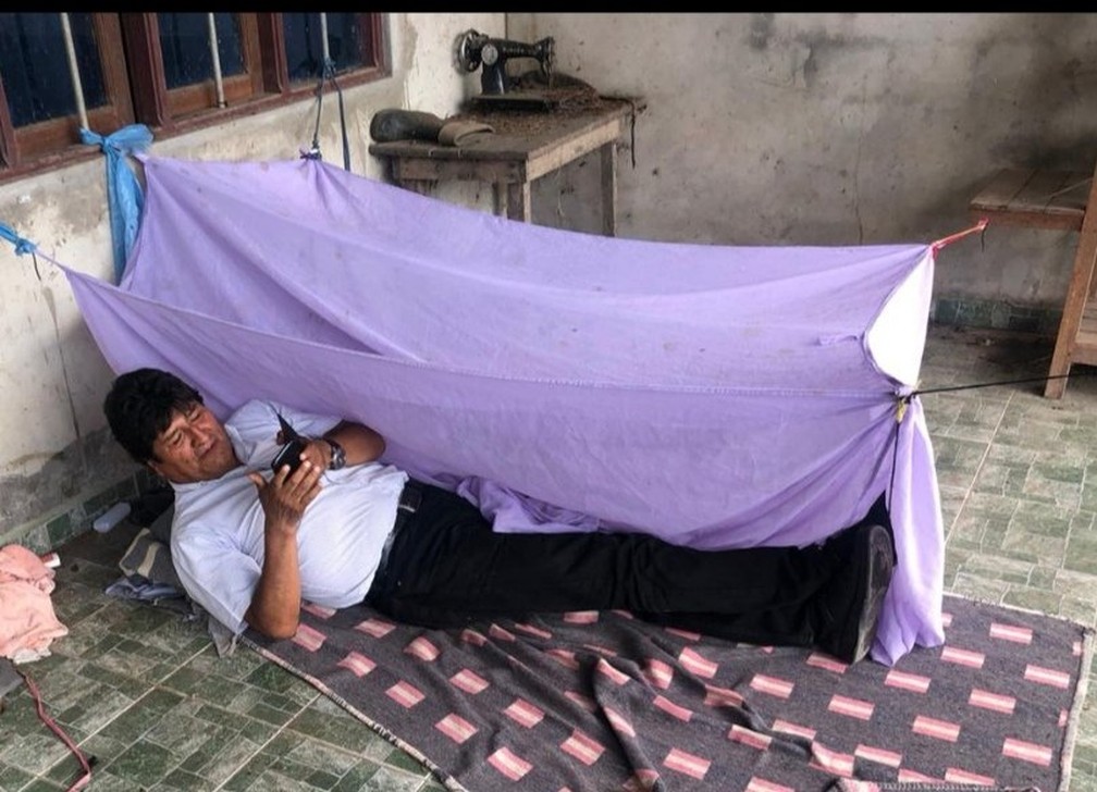 Evo Morales publicou foto deitado em barraca montada no chão em Cochabamba, na Bolívia, onde ele teria passado a noite após renunciar à Presidência — Foto: @evoespueblo/Reprodução/Twitter