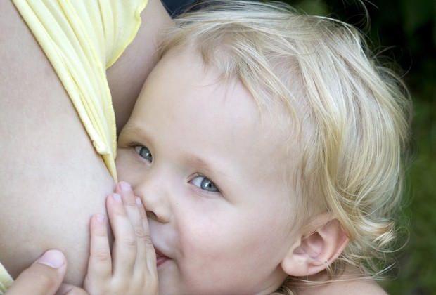 bebê; mamando; amamentação; amamentação continuada; 2 anos (Foto: Thinkstock)