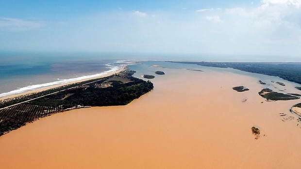 Lama com rejeitos de minério vindos do estouro da barragem da Samarco em Mariana (MG) se espalha pelo litoral do Espírito Santo e chega à Bahia (Foto: SECOM-ES)