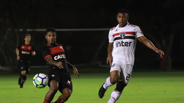Lance da partida entre VitÃ³ria e SÃ£o Paulo
