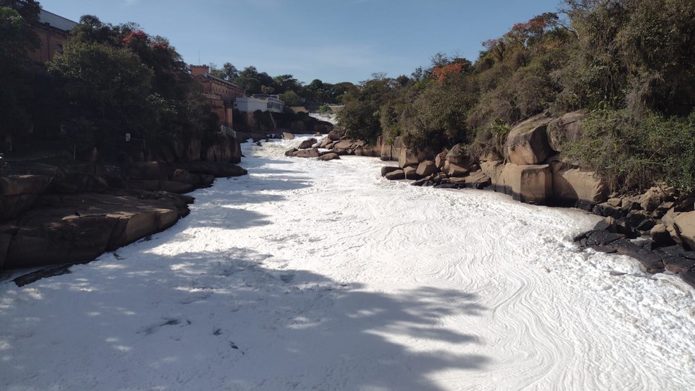 Rio Tiet volta a ficar coberto por espuma txica em Salto  Foto: Gilberto Esquerdo/Arquivo pessoal