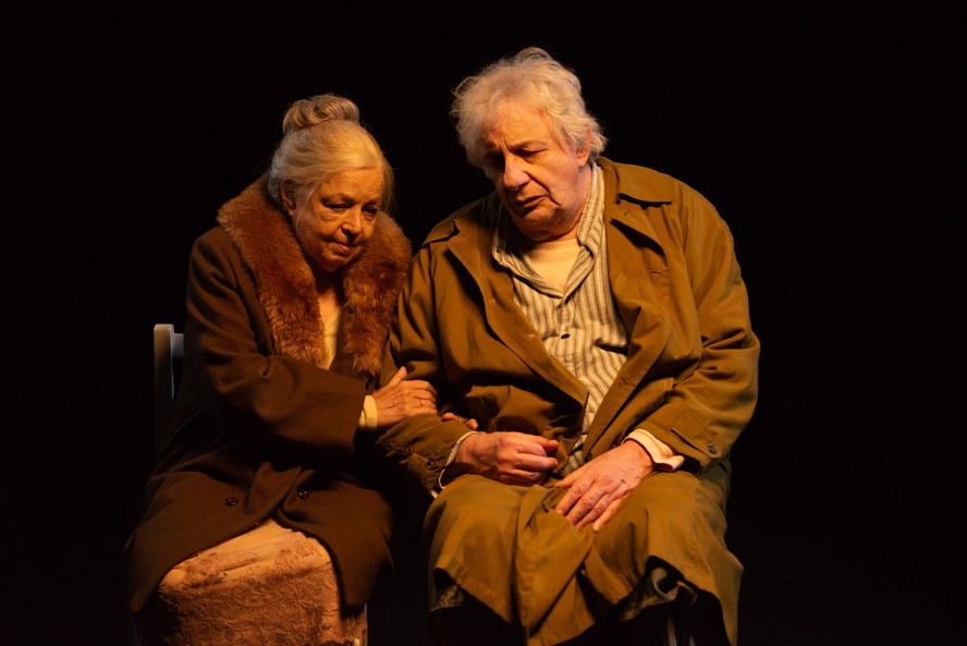 Camilla Amado e Marco Nanini em cena de 'As cadeiras: 'Com ela, eu respirava teatro', diz ator