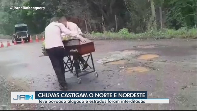 Caixo  carregado em ponte interditada entre Formoso e Santa Teresa de Gois