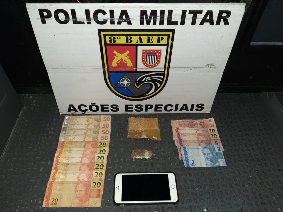 Pedra bruta de crack e porção de maconha foram apreendidas — Foto: Polícia Militar 