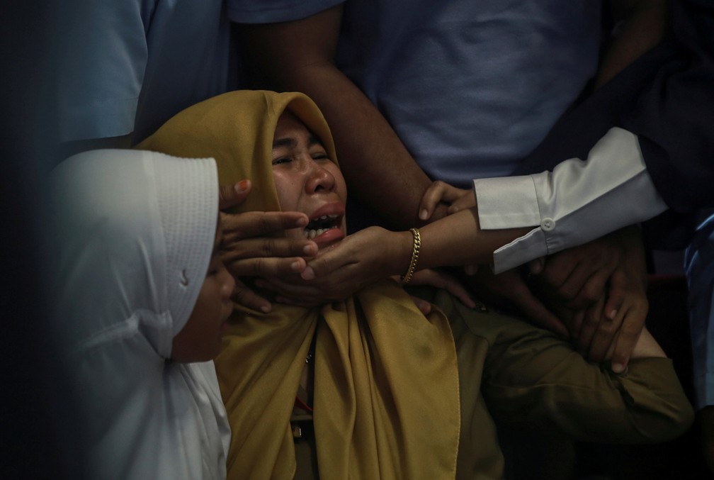 Parentes de passageiros que estavam no aviÃ£o da Lion Air que caiu na IndonÃ©sia choram no aeroporto de Pangkal Pinang  â Foto: Antara Foto/Hadi Sutrisno via Reuters