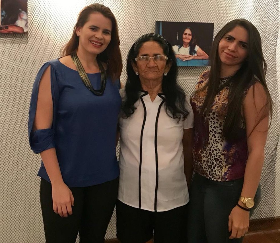 Laine Paiva junto com Maria do Socorro e Adriana Medeiros na abertura da exposição "Fendas - depois das lágrimas, o sorriso", em Mossoró — Foto: Cedida