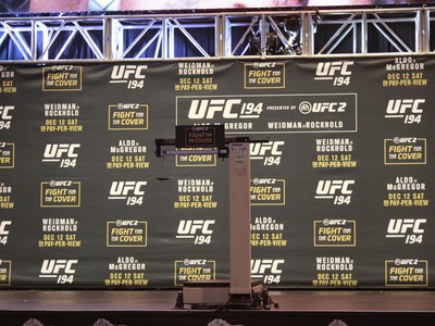 pesagem UFC 194 balança (Foto: Adriano Albuquerque) pesagem UFC 194 balança (Foto: Adriano Albuquerque)