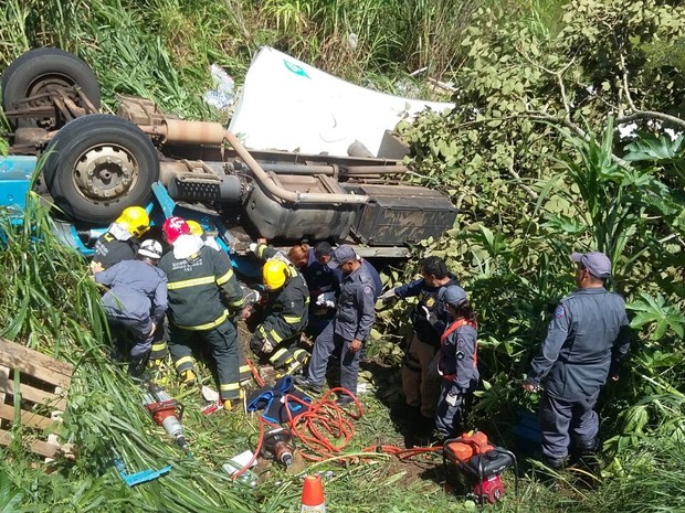 Equipes dos bombeiros e Samu estiveram no local, mas motorista não resistiu e morreu (Foto: Polícia Rodoviária Federal)
