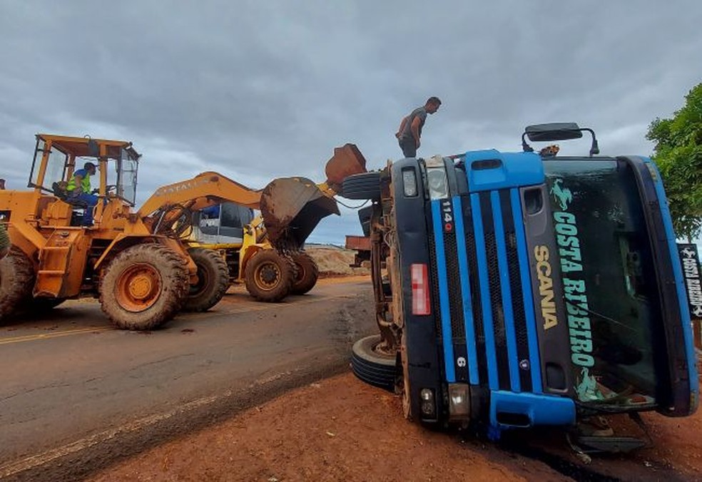 Pista ficou interditada por três horas para o atendimento da ocorrência em Taquarituba — Foto: Defesa Civil/Divulgação