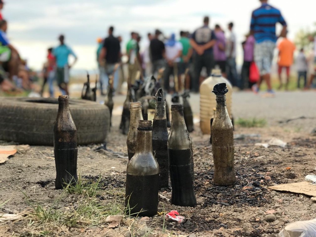 Coquetéis molotov feito por manifestantes em confusão na fronteira do Brasil com a Venezuela — Foto: Alan Chaves/G1 RR