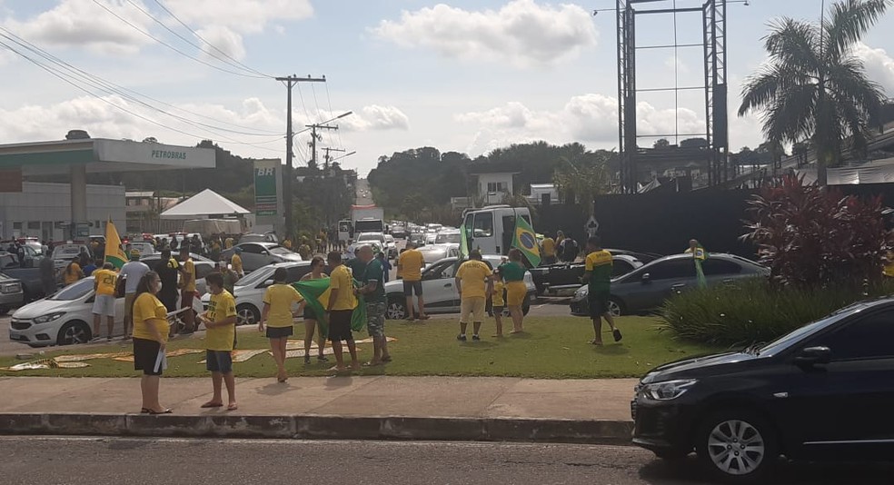 Manifestantes se reúnem na Avenida das Torres em Manaus — Foto: Carlos Eduardo Pessoa/Rede Amazônica