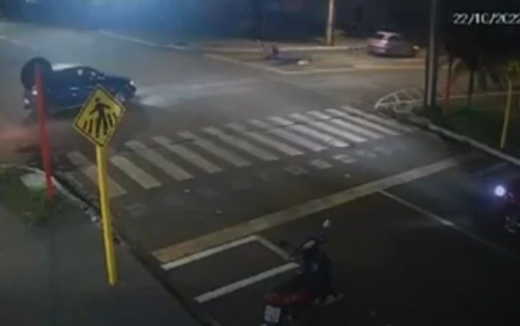 Carro invade a contramão, fura sinal de pare, atinge motociclista e foge sem prestar socorro, em Jataí; vídeo   