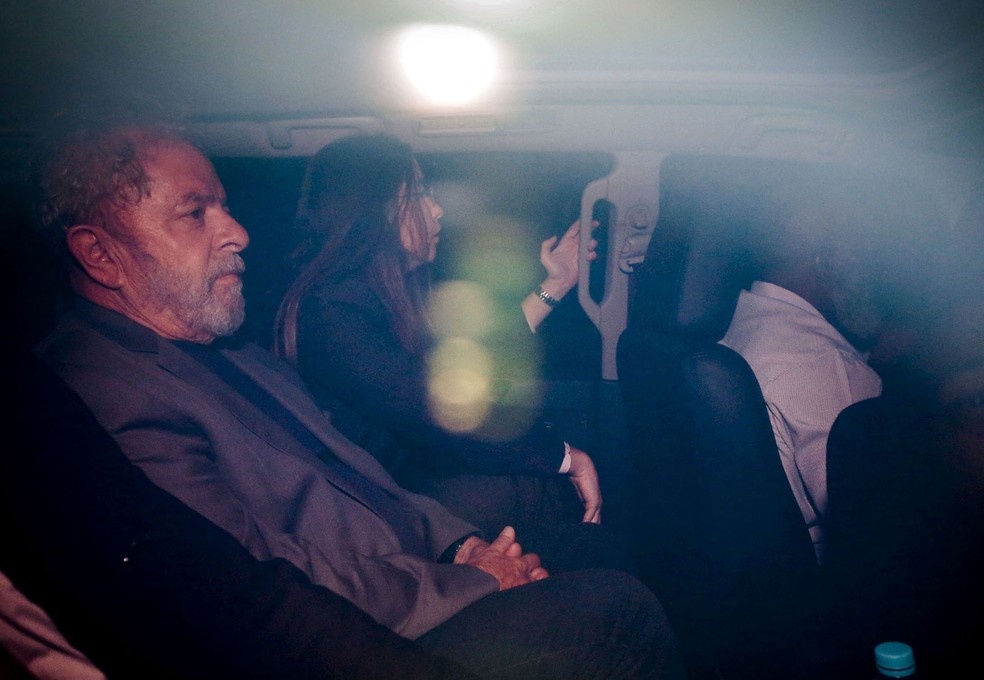 Lula em carro da Polícia Federal em São Paulo (Foto: Suamy Beydoun/Agif/Estadão Conteúdo)