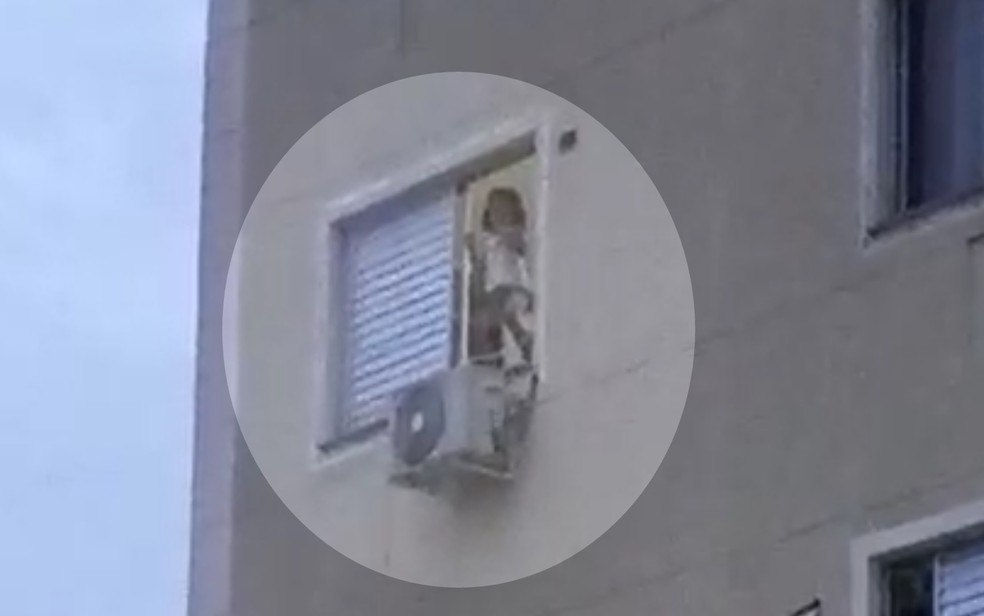 Crianças são filmadas brincando em pé em janelas de apartamentos de prédios em Goiânia