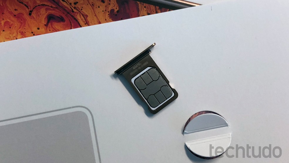 Coloque o chip na bandeja do iPhone XS — Foto: Bruno De Blasi/TechTudo