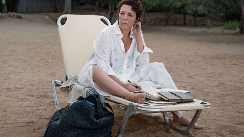 Olivia Colman faz em 'A Filha Perdida' o papel de uma mãe que deixa seus filhos com o marido para ir atrás de objetivos profissionais (Foto: Netflix via BBC News)