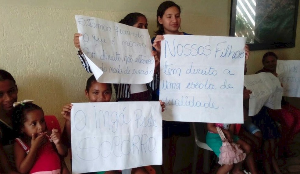 MÃ£es protestam por falta de estrututura em escola do interior potiguar  (Foto: TÃ¢nia Nascimento )