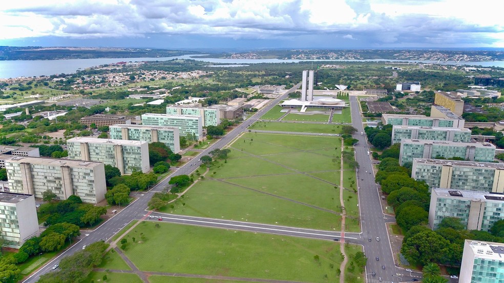 BRASÍLIA - Imagem aérea mostra a Esplanda dos Ministérios, com o Congresso Nacional ao fundo, vazia na sexta-feira (20) em Brasília — Foto: Sérgio Lima/AFP