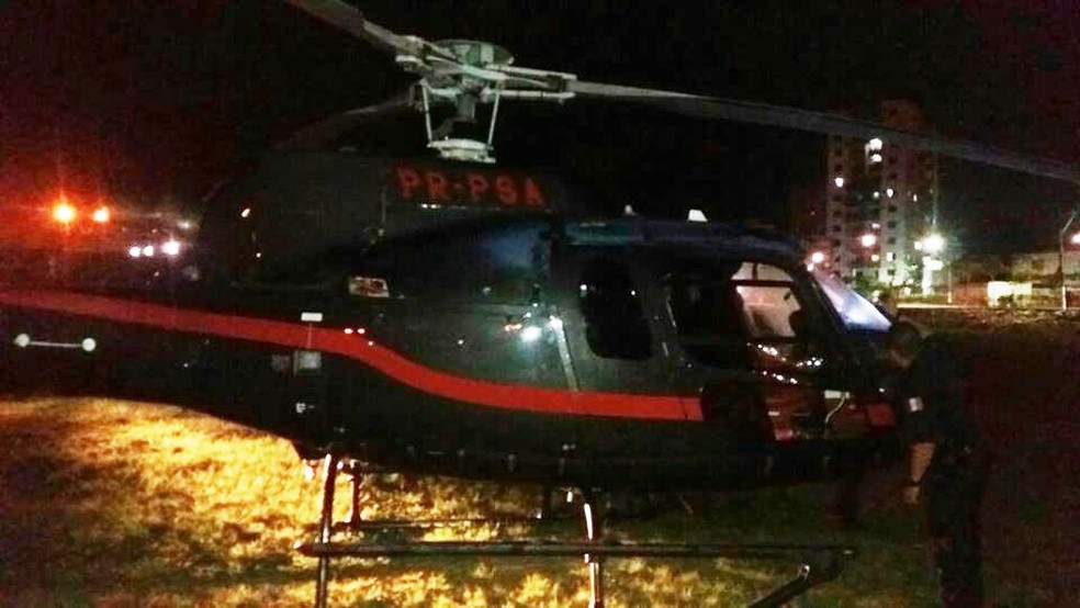 Helicóptero pousou em campo de várzea em Praia Grande, SP (Foto: G1)
