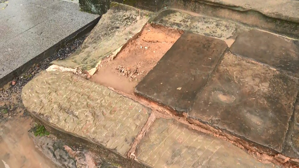 Moradores impedem substituição de pedras antigas em escadaria de igreja no Santo Antônio, em Salvador — Foto: Reprodução/TV Bahia