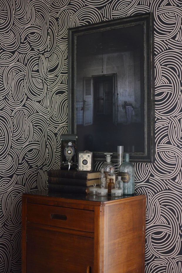 Móveis vintage, itens garimpados e paredes escuras se unem em harmonia em lar canadense (Foto: divulgação)