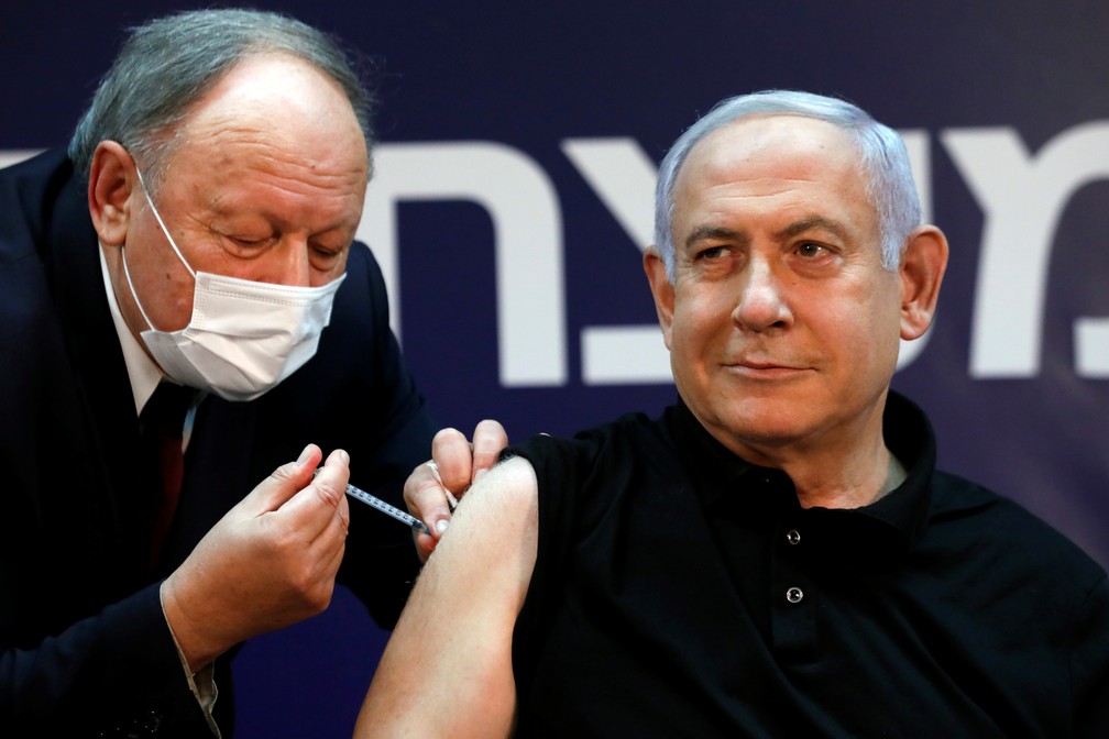 Benjamin Netanyahu, primeiro-ministro israelense, recebe vacina contra Covid-19 — Foto: Amir Cohen/Pool/Reuters
