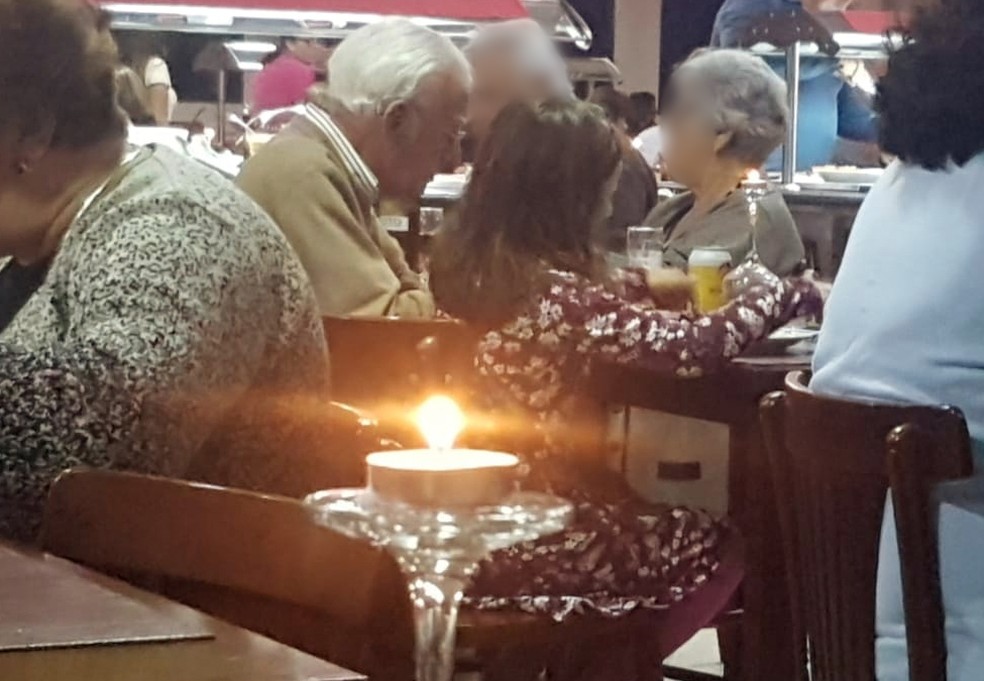 Menina de 6 anos sentou ao lado de idoso que jantava sozinho no Dia dos Namorados — Foto: Arquivo pessoal