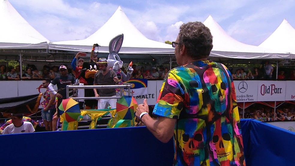 Lula Queiroga e Geraldinho Lins fazem dueto no Galo da Madrugada, no Recife — Foto: Reprodução/TV Globo