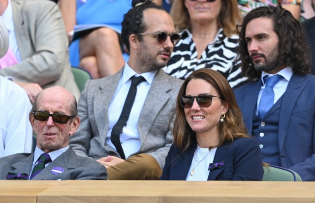 LONDON, ENGLAND - JULY 02: Prince Edward, Duke of Kent, guest, Catherine, Duchess of Cambridge and Joe Wicks attend Wimbledon Championships Tennis Tournament at All England Lawn Tennis and Croquet Club on July 02, 2021 in London, England. (Photo by Karwai (Foto: WireImage)