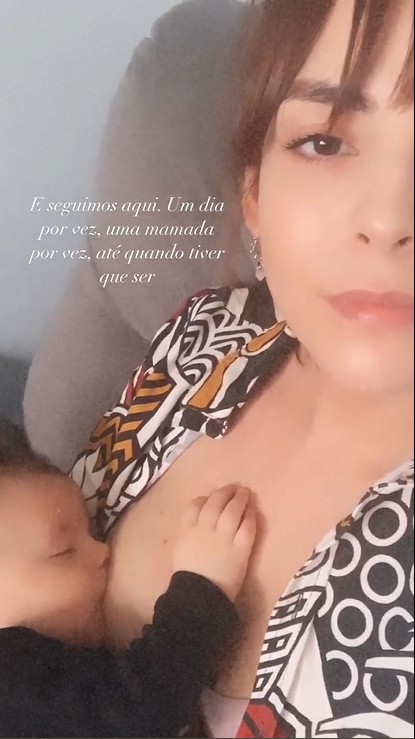 Titi Muller amamentando Benjamin (Foto: Reprodução/Instagram)