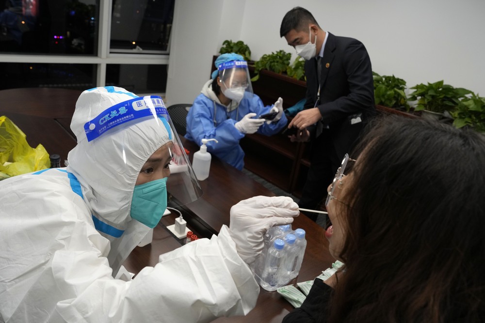 Pessoas são testadas para a covid-19 em Pequim — Foto: Ng Han Guan/AP