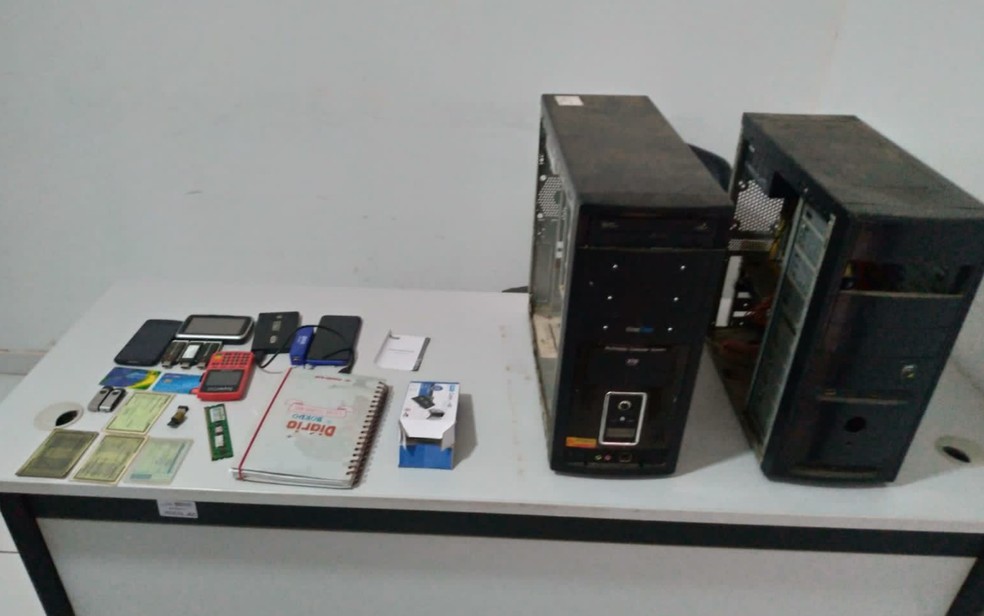 Agentes encontraram computadores e pen drives com conteúdo pornográfico na casa do suspeito, em Valparaíso de Goiás — Foto: Reprodução/TV Anhanguera