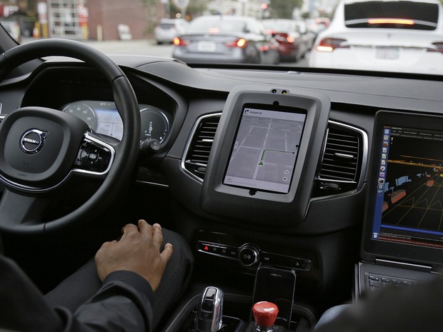 Uber anuncia parceria com a Mercedes-Benz - Interior do carro autônomo da Uber em São Francisco; obrigatoriamente há um motorista a postos no banco da frente (Foto: Eric Risberg/AP)