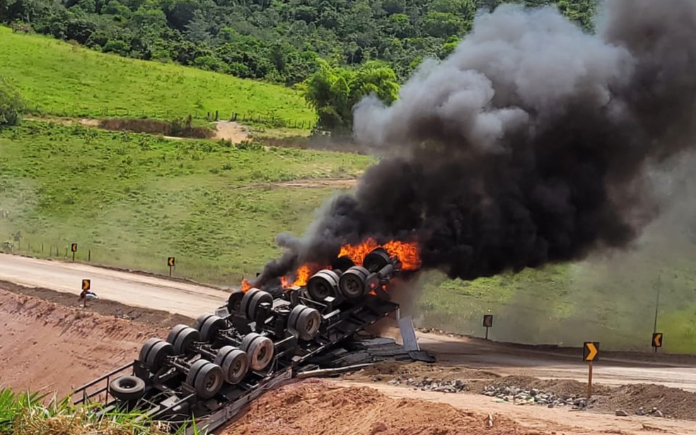 Motorista sai ileso após carreta cair em ribanceira e pegar fogo na Bahia — Foto: Reprodução/Redes Sociais