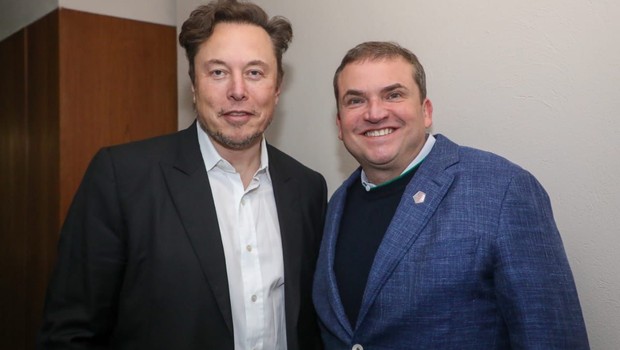 Elon Musk, da Starlink, e Alberto Leite, da FS, em encontro no Brasil (Foto: Arquivo pessoal)