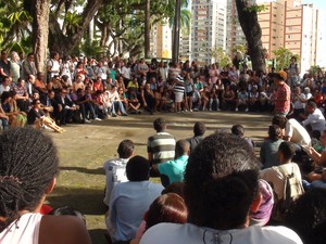 Manifestantes apresentam carta de reivindicações à imprensa (Foto: Ruan Melo/G1 Bahia)