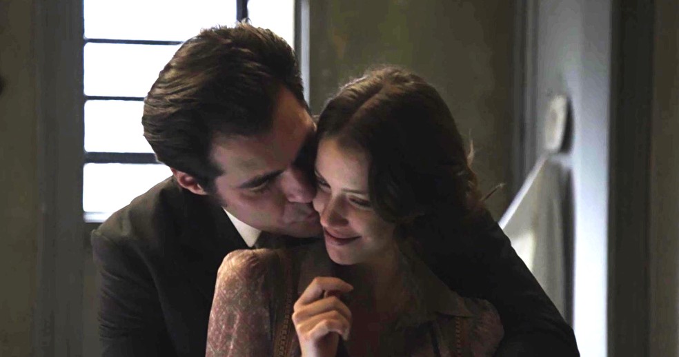 Elisabeta toma uma atitude importante: se entregar para Darcy antes do casamento (Foto: TV Globo)