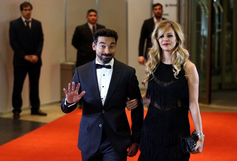 Ezequiel Lavezzi chega ao casamento de Messi e acena para os fotógrafos (Foto: REUTERS/Marcos Brindicci)