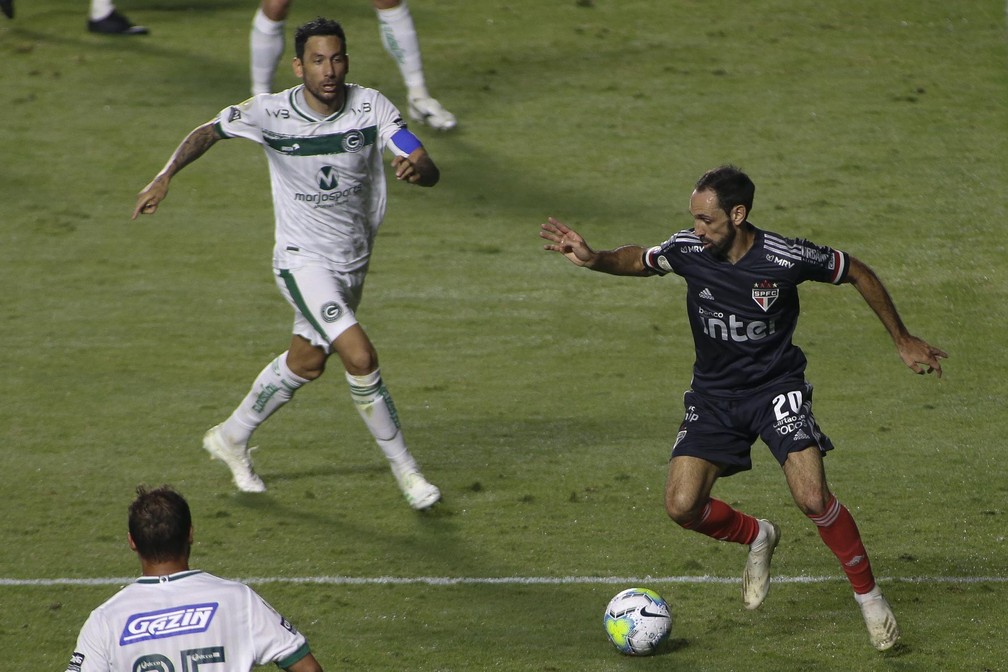 Com boa assistência, Juanfran acirra disputa pela lateral direita do São Paulo