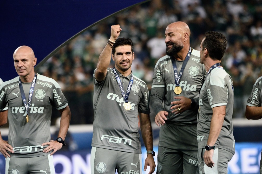 Abel Ferreira ap&oacute;s conquista da Recopa Sul-Americana no Palmeiras &mdash; Foto: Marcos Ribolli