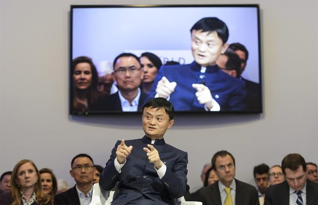 Jack Ma dá depoimento sobre sua vida no Fórum Econômico Mundial, em Davos, na Suíça (Foto: Jean-Christophe/EFE)