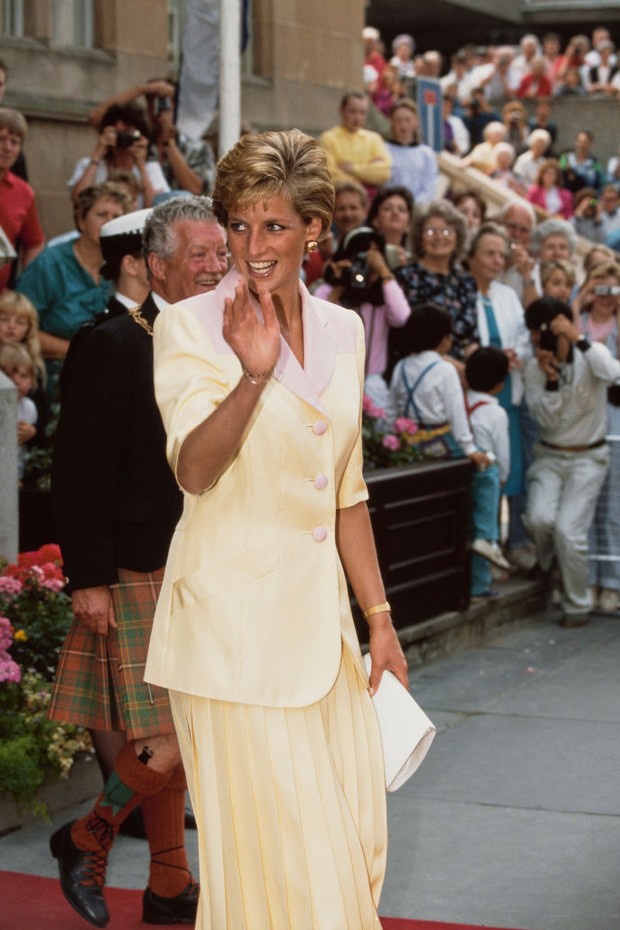Diana, Princess of Wales  (1961 - 1997) visits Inverness in Scotland, July 1990. She is wearing a pink and yellow suit by Catherine Walker.  (Photo by Terry Fincher/Princess Diana Archive/Getty Images) (Foto: Getty Images)