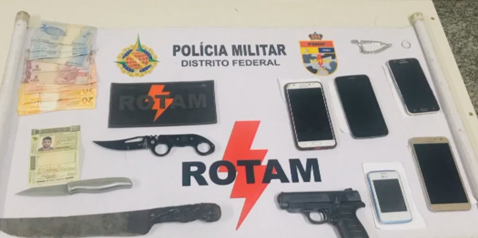 Celulares, facas, canivetes, facão, dinheiro e a habilitação de Henrique foram encontradas com os suspeitos.  — Foto: Polícia Militar/Divulgação 