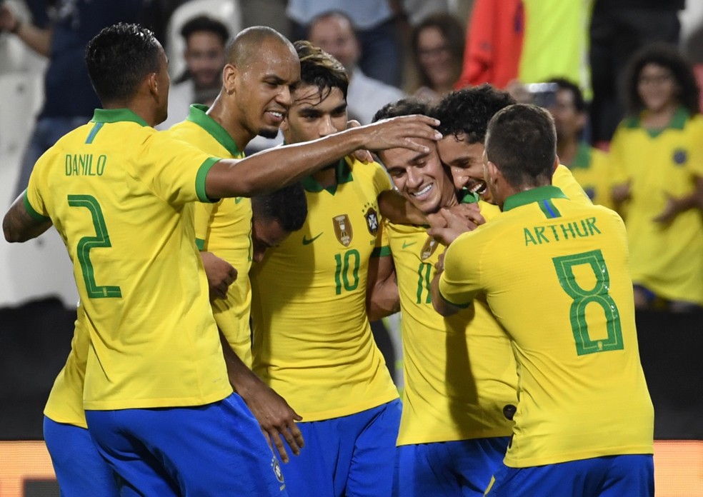 Coutinho comemora o gol pelo Brasil: 3 a 0 sobre a Coreia do Sul deram respiro para jogadores e comissão técnica no fim de 2019 — Foto: AFP