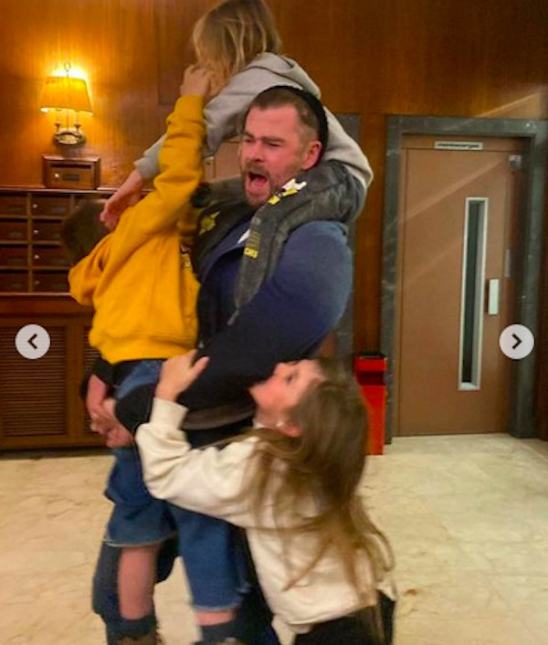 O ator Chris Hemsworth com os três filhos, em foto compartilhada pela atriz Elsa Pataky (Foto: Instagram)
