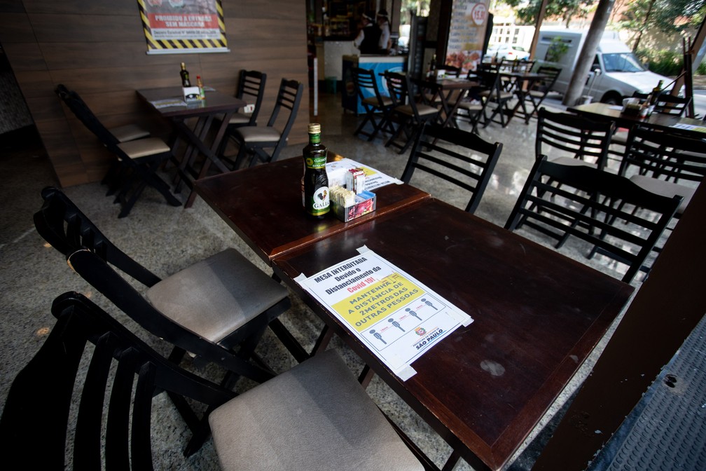 Restaurante em São Paulo coloca aviso nas mesas para o público obedecer o distanciamento social  — Foto: Marcelo Brandt/G1