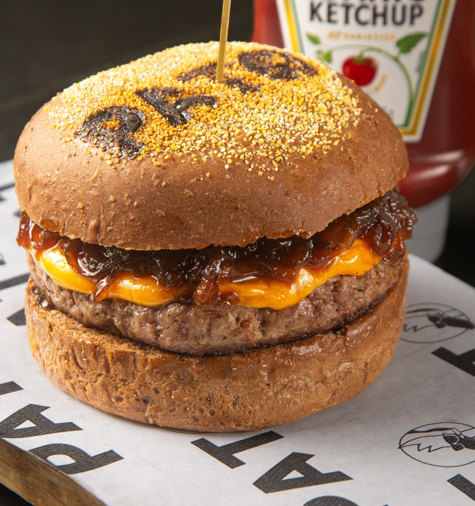 O Pato com Laranja criou o Cheddar Burger de picanha (R$ 44); e o Chicken Burger (R$ 35)