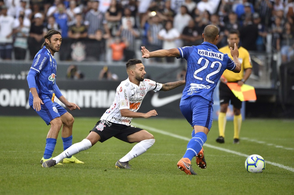 CSA tirou os espaços do Corinthians no primeiro tempo — Foto: Marcos Ribolli