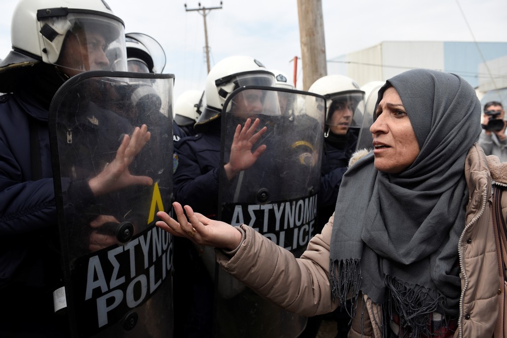 Os imigrantes que entraram em confronto com a polícia nesta sexta (5) afirmam que querem chegar ao norte da Europa. — Foto: Alexandros Avramidis/Reuters