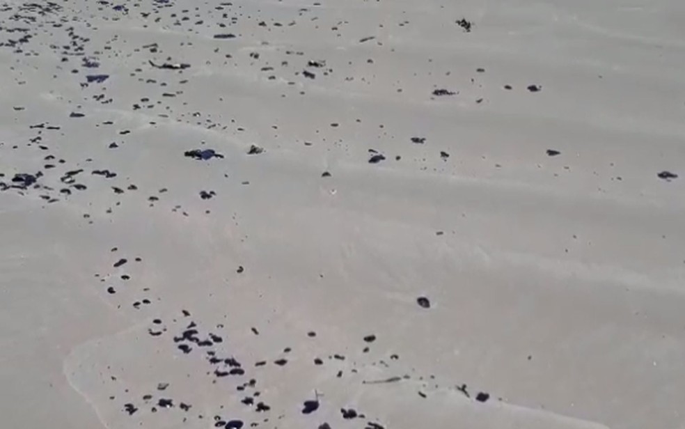 Manchas de óleo na Praia do Refúgio em Aracaju — Foto: Elton Coelho 